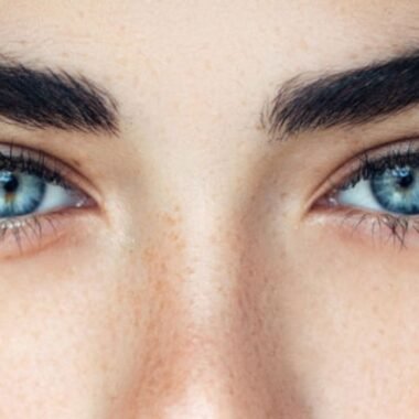 بالطرق الطبيعية والتجميلية: افضل طريقة تكثيف الحواجب